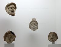 FIG. 5 - Maschere di Priamo, Paride, Deifobo e Cassandra, relativi alla tragedia perduta Alexandros di Euripide. Tomba 74 (met&agrave; IV sec. a.C.)